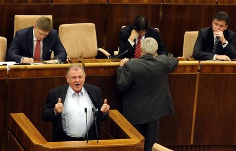 Vladimír Meiar pi projevu v parlamentu letos v kvtnu. V ervnu prohrál volby a poslancem se nestal.